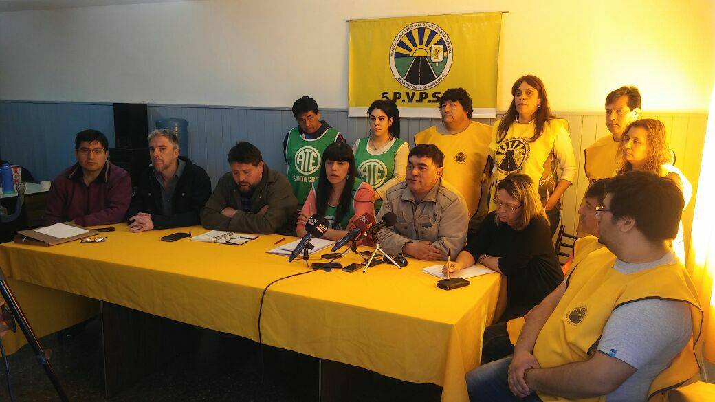 Gremios se manifestaron contra el procesamiento del ex secretario general de los Viales de la provincia y repudiaron la represión en Caleta.