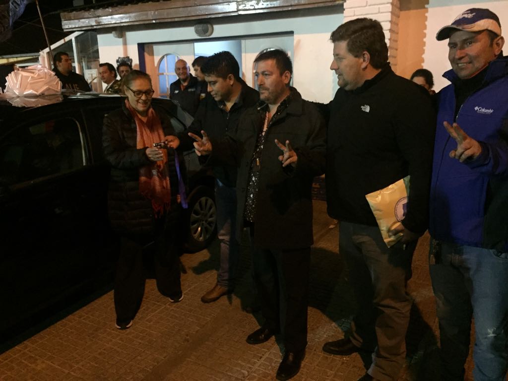 Sindicato de Petróleo y Gas Privado de Santa Cruz entregó auto 0 km a ganadora sorteo “Bono Contribución Comedor Juan Romero”